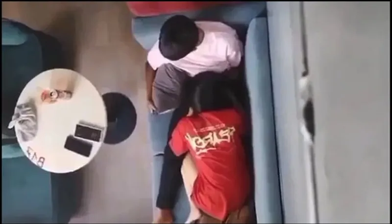 Quay lén cô bạn gái bú mút cho cô bạn gái nơi công cộng